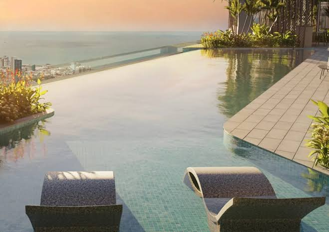 Infinity swimming pool overlooking the sea